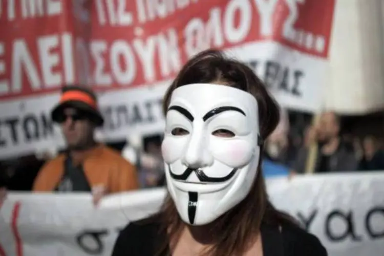 Mulher com máscara em protesto anti-austeridade na Grécia: Atenas viu seu PIB per capita crescer 4,0% entre 1993 e 2007 e cair 5,1% entre 2011 e 2012 (Getty Images)