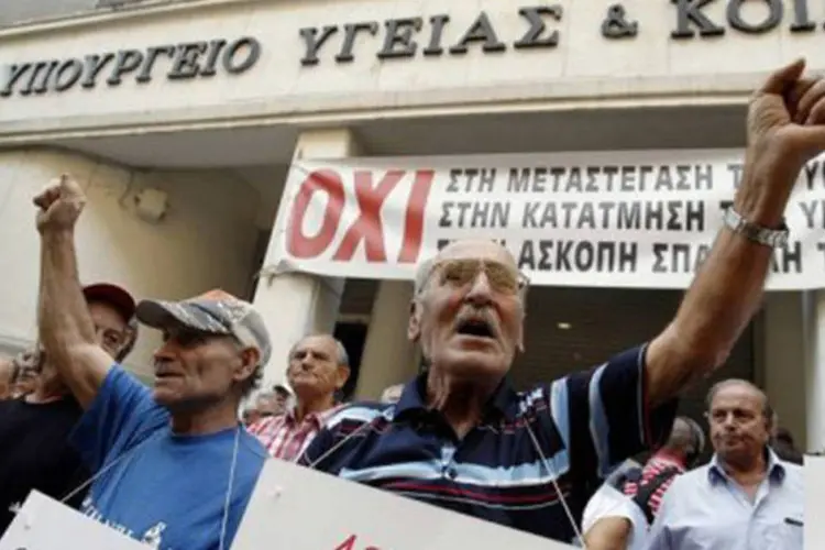 
	Pensionistas protestam contra os cortes na sa&uacute;de em Atenas: hoje foi convocada uma greve de seis horas no pa&iacute;s
 (Kostas Tsironis/AFP)