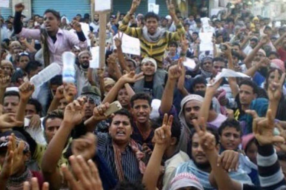 Dezenas de milhares no Iêmen pedem renúncia do presidente