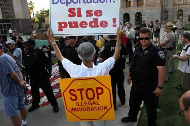 Manifestantes contra e a favor da imigração protestam no estado do Arizona (John Moore/GETTY IMAGES)