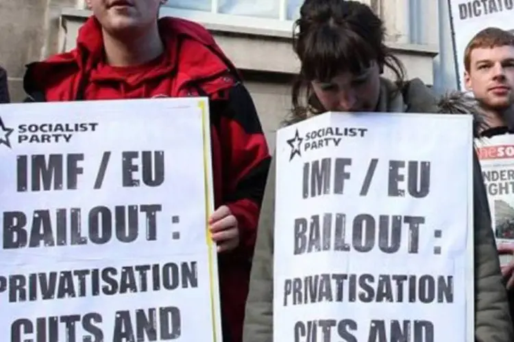 Manifestantes protestando durante a crise financeira na Irlanda (Peter Muhly/AFP)