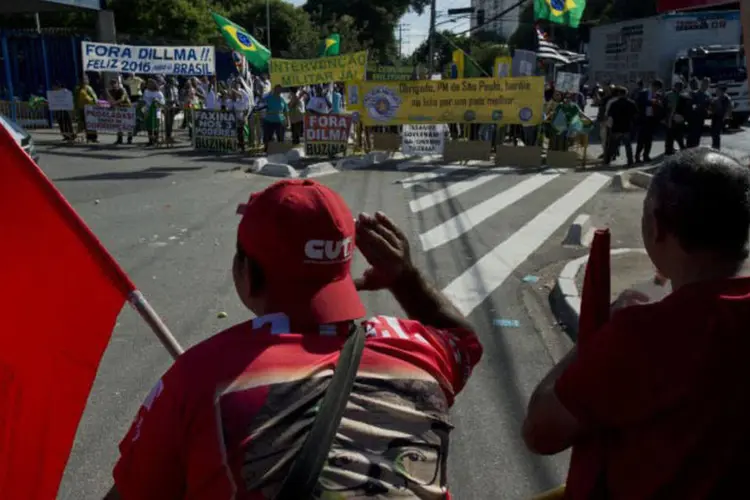 
	Protestos: os dois grupos, que inicialmente estavam separados por cercas, trocaram insultos e jogaram objetos
 (Nelson Almeida / AFP)