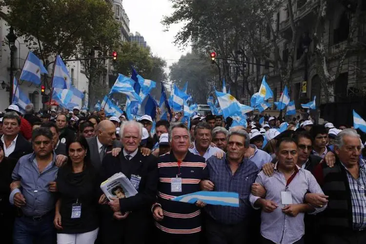 Luis Barrionuevo, líder de uma das maiores centrais sindicais da argentina, durante uma manifestação na Plaza de Mayo, em Buenos Aires (Marcos Brindicci/Reuters)