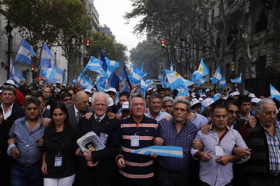 Trabalhadores marcham até sede do governo contra Kirchner
