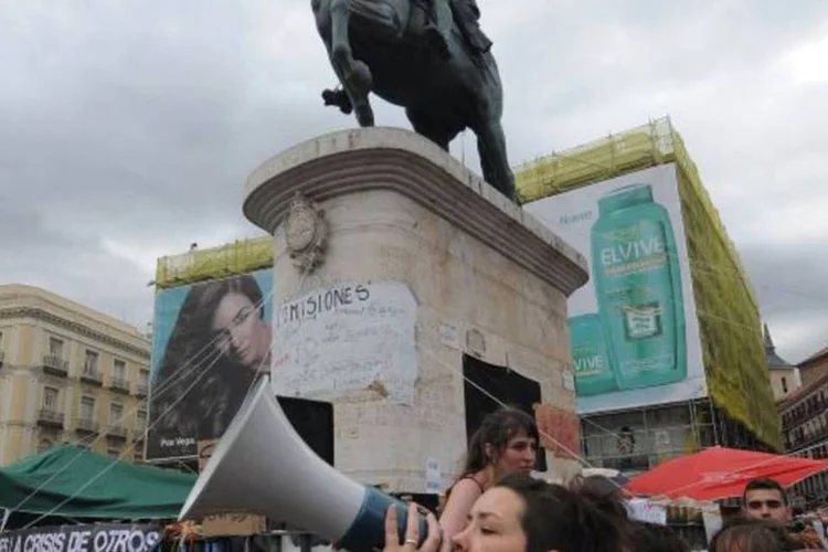 No dia 18 de maio, a praça Puerta del Sol estava tomada por manifestantes jovens (Denis Doyle/Getty Images)