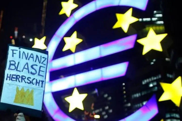 
	Protestos na frente do BCE, em Frankfurt: mais de 35 mil alem&atilde;es entraram com reclama&ccedil;&otilde;es contra o esquema do BCE de comprar a d&iacute;vida de pa&iacute;ses problem&aacute;ticos do sul da zona do euro
 (Lisi Niesner/Reuters)