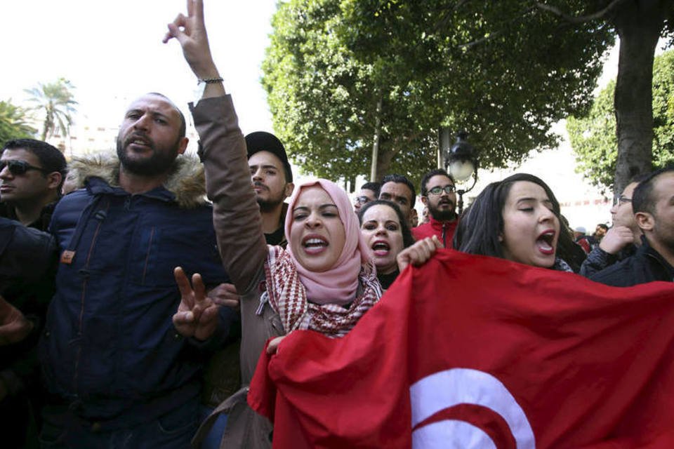 Tunísia impõe toque de recolher depois de protestos