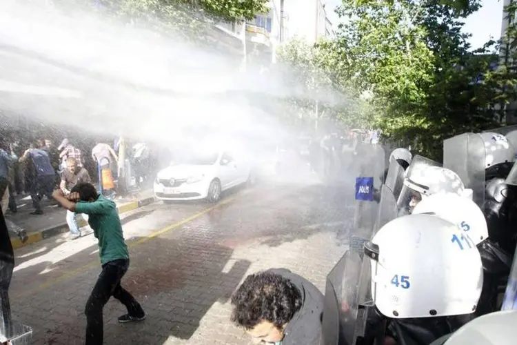 Polícia turca dispersa manifestantes com canhões d'água e gás lacrimogêneo na cidade de Soma, onde ocorreu tragédia em uma mina que resultou na morte confirmada de 284 mineiros (Osman Orsal/Reuters)