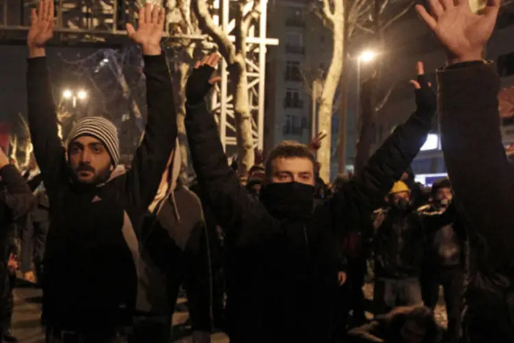 Manifestantes enfrentam a tropa de choque da polícia durante um protesto contra o governo em Istambul, na Turquia (Osman Orsal/Reuters)
