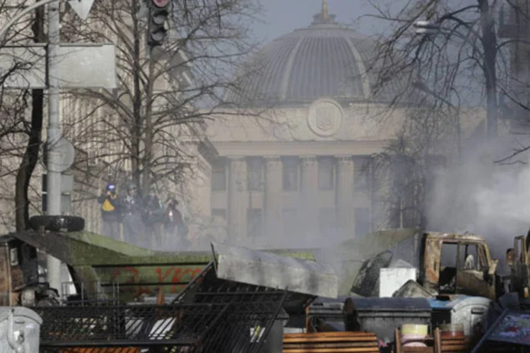 O Parlamento ucraniâno visto atrás de barricadas durante confrontos em Kiev, da Ucrânia (Konstantin Chernichkin/Reuters)