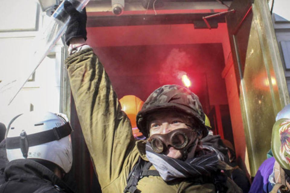 Polícia ucraniana começa a expulsar manifestantes