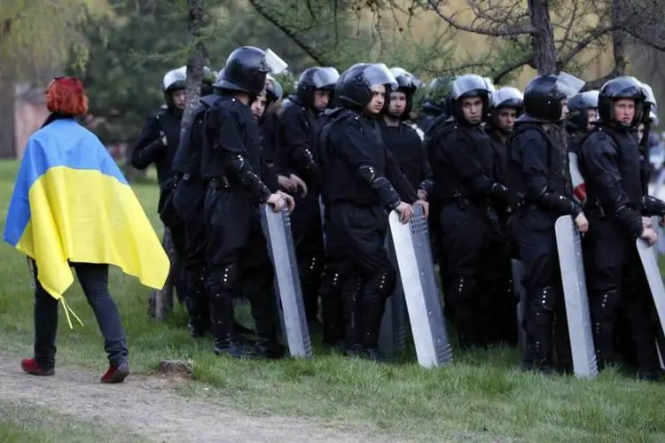 
	Tropa de choque da Ucr&acirc;nia monta guarda durante um protesto: as for&ccedil;as da ordem trabalham para liquidar todos os grupos (mil&iacute;cias pr&oacute;-R&uacute;ssia), diz governo
 (Marko Djurica/Reuters)