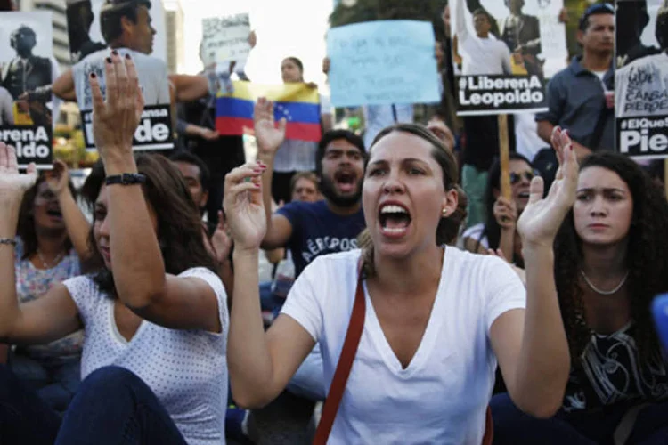 Manifestantes durante protesto contra o governo de Nicolás Maduro na praça Altamira, em Caracas, na Venezuela (Carlos Garcia Rawlins/Reuters)