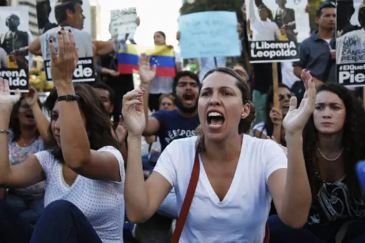 
	Manifestantes durante protesto contra o governo de Nicol&aacute;s Maduro na pra&ccedil;a Altamira, em Caracas, na Venezuela
 (Carlos Garcia Rawlins/Reuters)