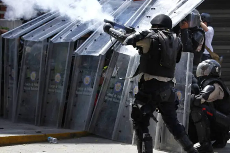 Policiais atiram bombas de gás lacrimogêneo contra manifestantes durante um protesto contra o governo do presidente Nicolás Maduro, em Caracas (Carlos Garcia Rawlins/Reuters)