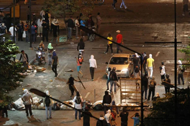 Manifestantes montam uma barricada durante protesto contra o governo de Nicolás Maduro, na Venezuela (Christian Veron/Reuters)