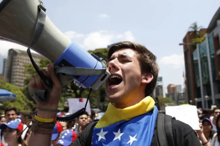 
	Manifestante usa um megafone durante um protesto na Venezuela:&nbsp;governo declarou que h&aacute; grupos que s&oacute; buscam gerar confus&atilde;o
 (Carlos Garcia Rawlins/Reuters)