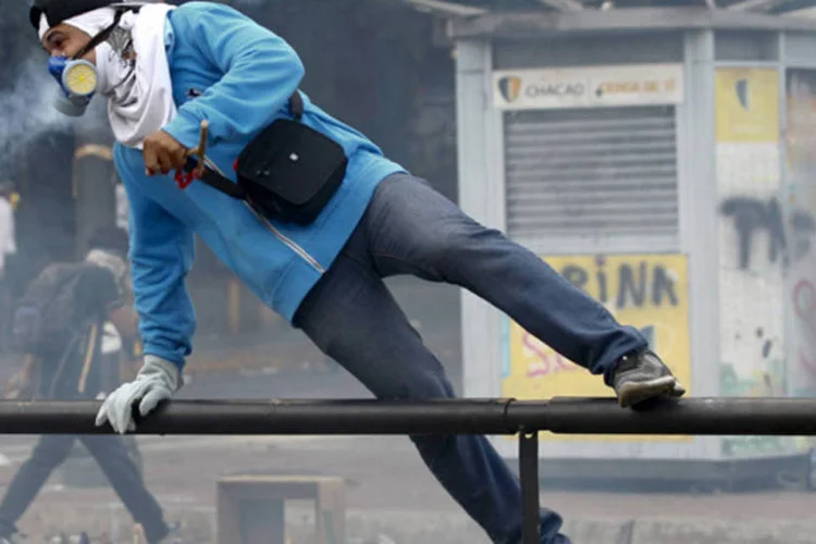 Manifestante anti-governo durante revolta popular na praça Altamira, em Caracas, na Venezuela (Carlos Garcia Rawlins/Reuters)
