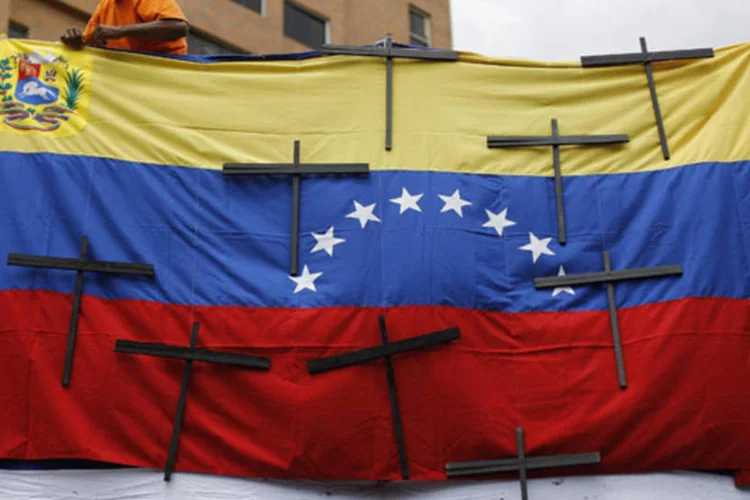 Funcionário em uma manifestação para lembrar as vítimas da violência na Venezuela, depois de um protesto contra o governo, em Caracas (Tomas Bravo/Reuters)
