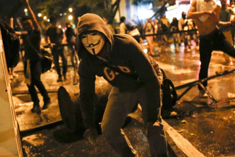 
	Apoiadores do opositor Leopoldo Lopez durante manifesta&ccedil;&atilde;o: h&aacute; um m&ecirc;s protestos estudantis, apoiados pela oposi&ccedil;&atilde;o, ocorrem na Venezuela, deixando at&eacute; agora 18 mortos e 260 feridos
 (Carlos Garcia Rawlins/Reuters)