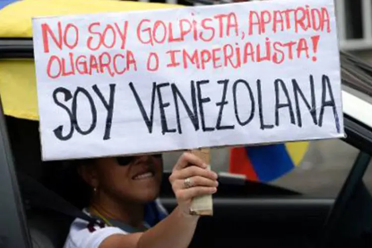 Venezuelana participa de carreata contra o governo em 1 de março de 2014 (Juan Barreto/AFP)