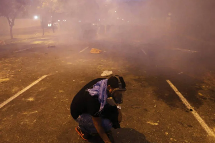Manifestante anti-governo durante confronto com as forças policiais na praça Altamira, em Caracas, na Venezuela (Marco Bello/Reuters)