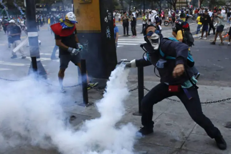 Manifestante anti-governo durante confronto com as forças policiais na praça Altamira, em Caracas, na Venezuela (Tomas Bravo/Reuters)