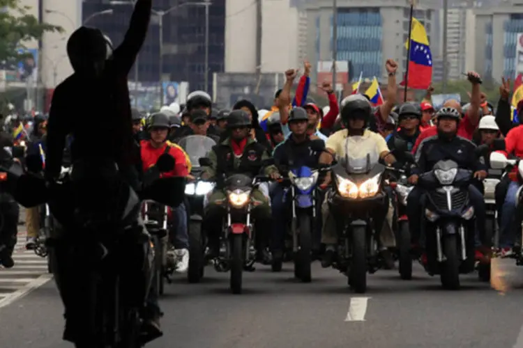Motociclistas durante um ato de apoio ao presidente Nicolás Maduro, nas ruas de Caracas, na Venezuela (Tomas Bravo/Reuters)