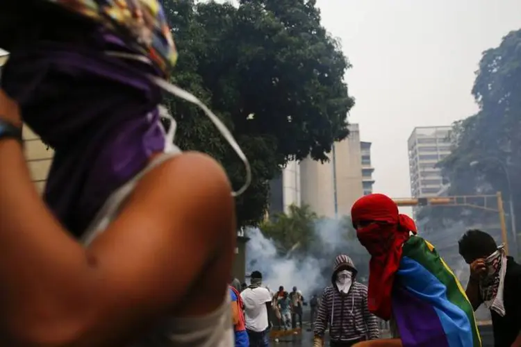 
	Manifestantes anti-governo fogem de bombas de g&aacute;s lacrimog&ecirc;neo ap&oacute;s confronto com a pol&iacute;cia em Caracas, Venezuela
 (Jorge Silva/Reuters)