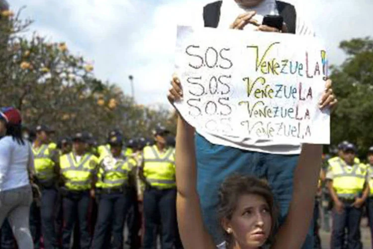 Simpatizantes do líder opositor venezuelano Leopoldo Lopez fazem ato em 18 de fevereiro de 2014, em Caracas (Raul Arboleda/AFP)