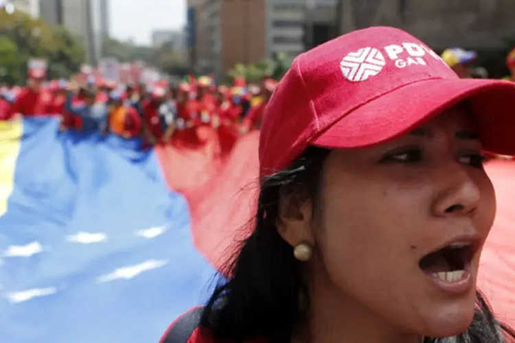 Apoiadores do presidente venezuelano, Nicolás Maduro, durante manifestação de apoio ao seu governo em Caracas (Marco Bello/Reuters)