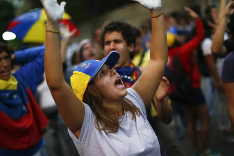 
	Estudantes durante um protesto em Caracas: manifesta&ccedil;&otilde;es ocorrem h&aacute; uma semana e se multiplicaram ap&oacute;s uma marcha que terminou em epis&oacute;dios violentos
 (Jorge Silva/Reuters)