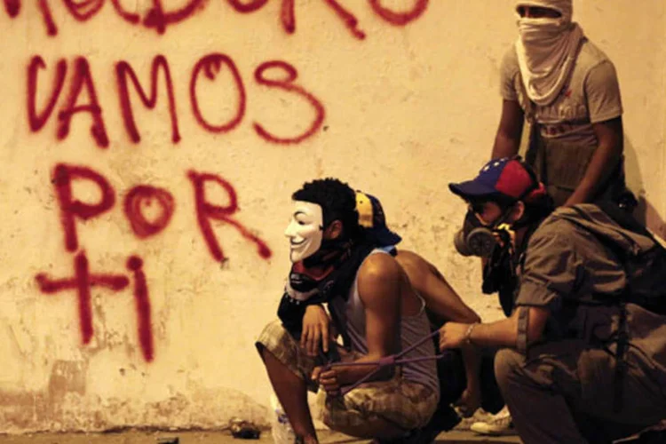 Manifestantes anti-governo durante confronto com policiais da tropa de chope na praça Altamira, em Caracas, na Venezuela (Carlos Garcia Rawllins/Reuters)