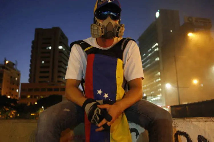 
	Partid&aacute;rio da oposi&ccedil;&atilde;o durante protesto em Caracas, na Venezuela:&nbsp;foi acordado nomear uma junta m&eacute;dica que revise a sa&uacute;de do delegado Ivan Simonovis
 (Carlos Garcia Rawlins/Reuters)