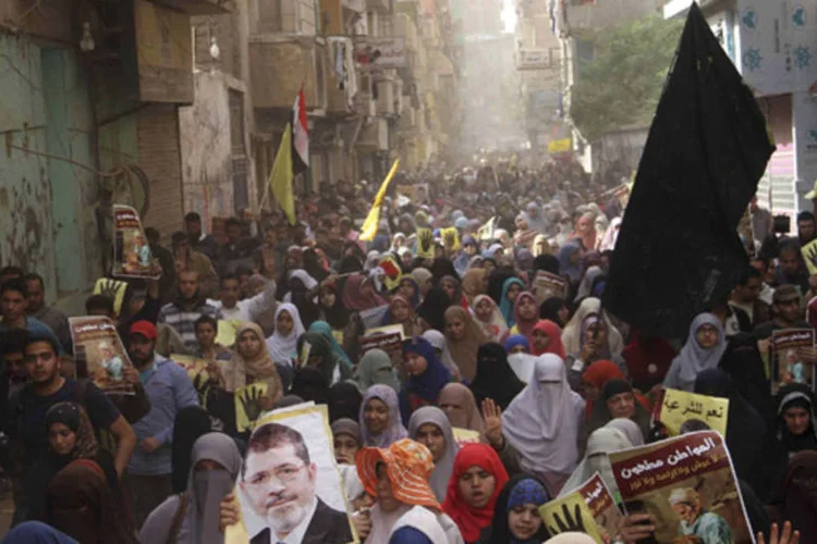 Apoiadores de Mohamed Mursi durante manifestação na região de Matariya, leste de Cairo, no Egito (Al Youm Al Saabi Newspaper/Reuters)