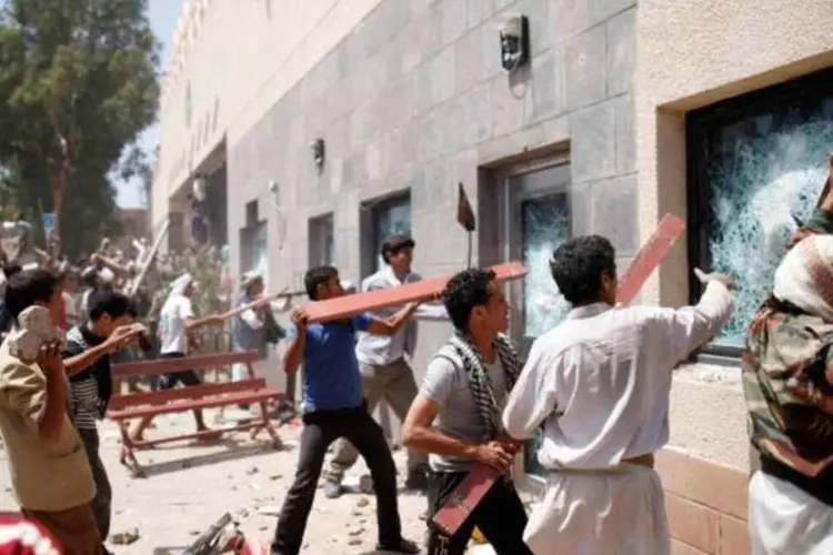 
	Ap&oacute;s soldados da embaixada fazerem v&aacute;rios tiros para o alto e com a atua&ccedil;&atilde;o das For&ccedil;as Anti-dist&uacute;rbios do I&ecirc;men, os manifestantes foram expulsos
 (Khaled Abdullah/Reuters)