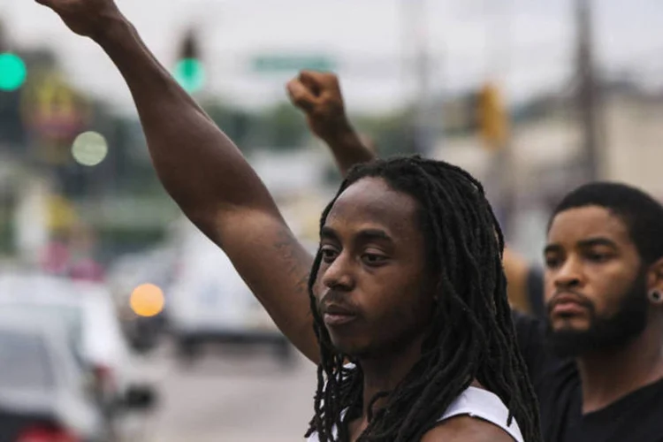 Manifestantes erguem os braços durante um protesto pela morte de Michael Brown, em Ferguson (Lucas Jackson/Reuters)