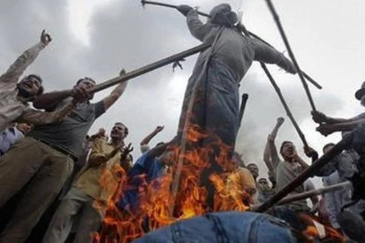 Simpatizantes do partido Movimento Muttahida Qaumi queimam efígie do ministro regional Zulfikar Mirza durante protesto em Karachi (Athar Hussain/Reuters)