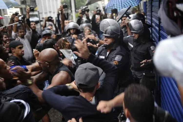 Moradores do Morro do Pavão-Pavãozinho e policiais entram em confronto após o enterro do dançarino Douglas Rafael da Silva
 (Tomaz Silva/Agência Brasil)