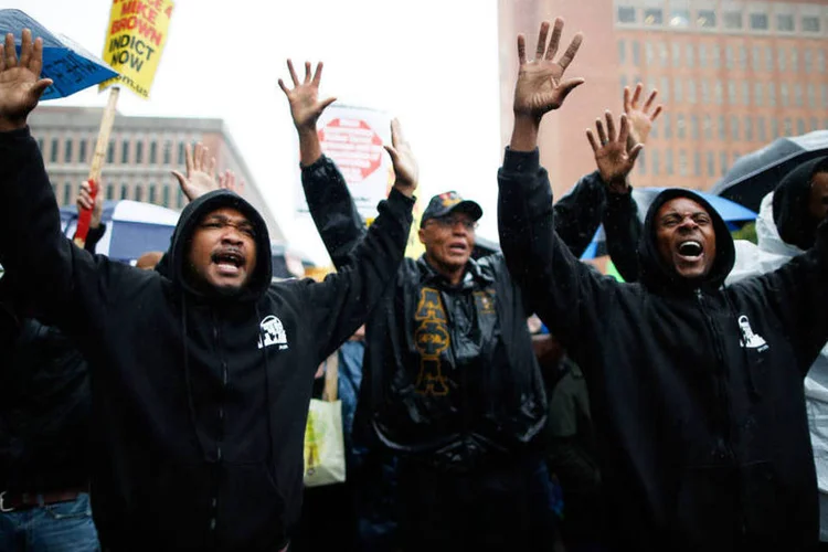 
	Ativistas durante uma manifesta&ccedil;&atilde;o pela morte de mais um jovem negro nos EUA, em Clayton, Missouri
 (Jim Young/Reuters)