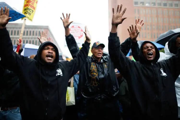Ativistas durante uma manifestação pela morte de mais um jovem negro nos EUA, em Clayton, Missouri  (Jim Young/Reuters)
