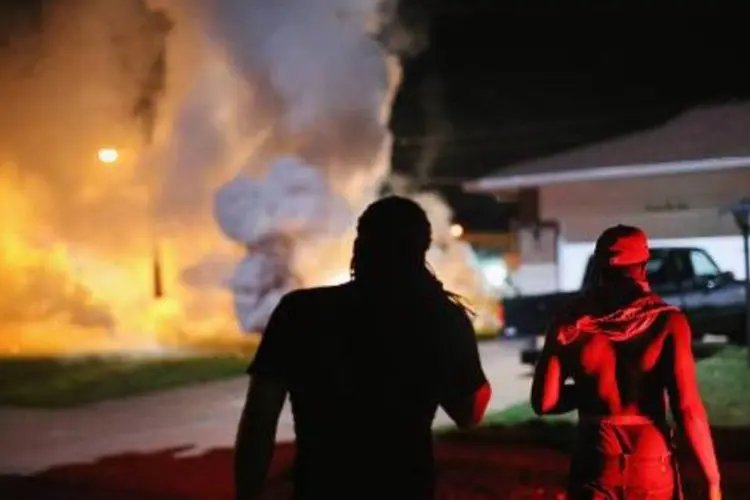 Manifestantes protestam contra o assassinato de um jovem negro, em Ferguson, nos Estados Unidos (Scott Olson/AFP)