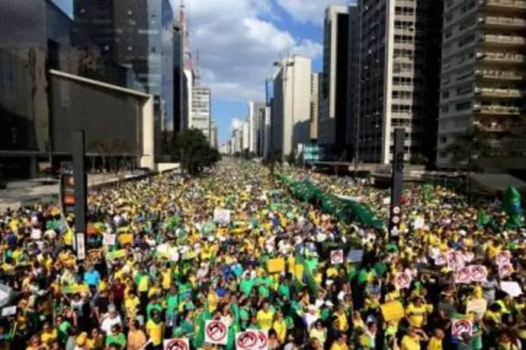 
	Protesto contra o governo: na d&uacute;vida, os investidores est&atilde;o mais conservadores
 (REUTERS/Paulo Whitaker)