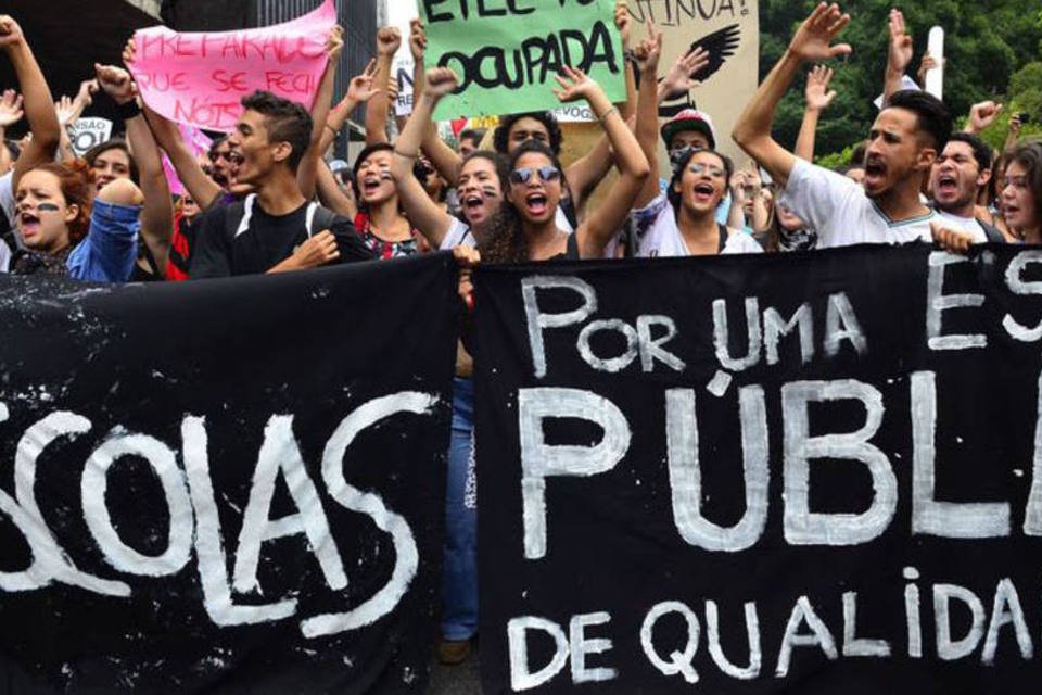
	Protestos pela educa&ccedil;&atilde;o: eles alegam que passam per&iacute;odos de at&eacute; oito horas na escola e n&atilde;o recebem alimenta&ccedil;&atilde;o
 (Rovena Rosa / Agência Brasil)