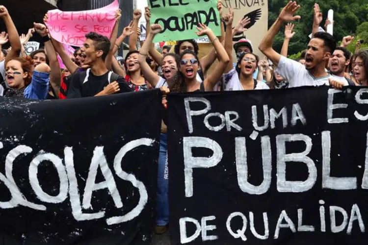 
	Protestos pela educa&ccedil;&atilde;o: Entre outras acusa&ccedil;&otilde;es, a secretaria aponta que os ocupantes de escola no centro de S&atilde;o Paulo, provocaram preju&iacute;zos de mais de R$ 13,5 mil
 (Rovena Rosa / Agência Brasil)
