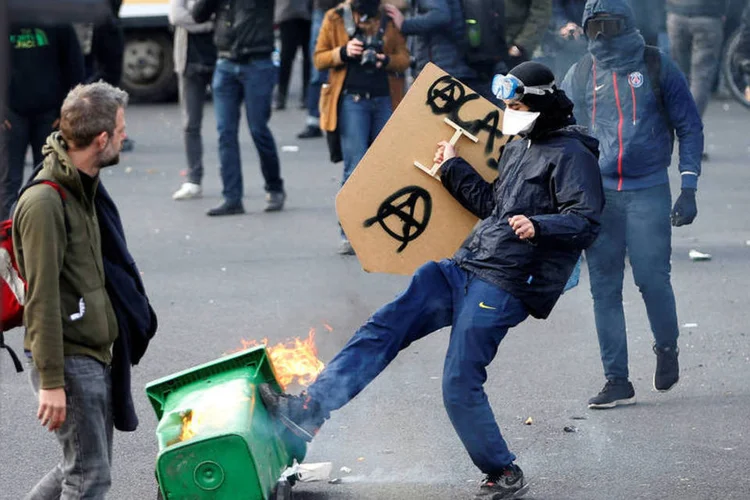 
	Protestos por direitos trabalhistas na Fran&ccedil;a: &quot;Essas s&atilde;o pessoas que, na sua maioria, vieram procurar briga&quot;, afirmou o porta-voz do Minist&eacute;rio do Interior, Pierre-Henry Brandet
 (Charles Platiau)