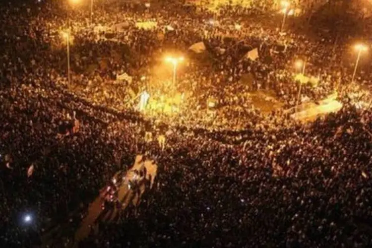 Milhares de egípicios protestam contra os militares na Praça Tahrir, no Cairo (Mahmud Khaled/AFP)