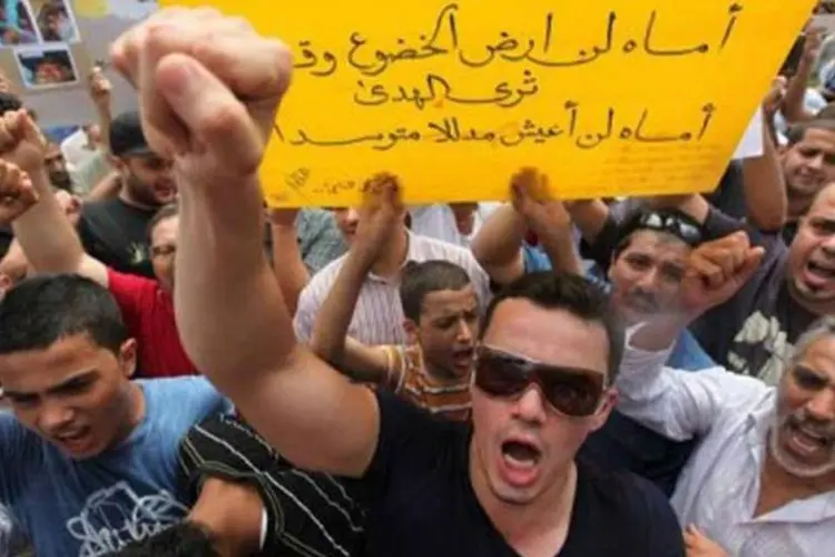 Protesto contra o regime líbio, na Malásia: diplomatas romperam relações com o governo (Mohd Rasfan/AFP)