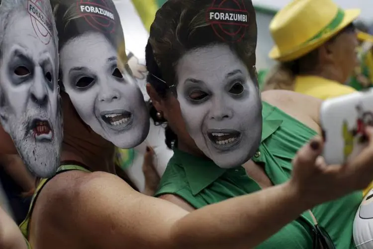 Manifestantes usam máscaras em protesto no Rio de Janeiro - 13/12/2015 (Reuters)