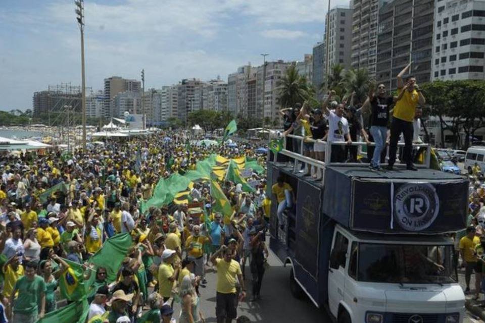 No Rio, manifestantes defendem impeachment e novas eleições